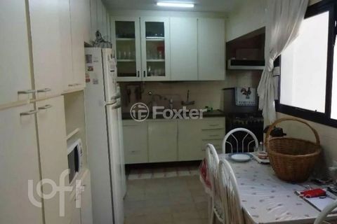 Image 7 - 884300
