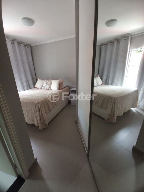 Image 7 - 884305
