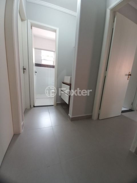 Image 6 - 884305