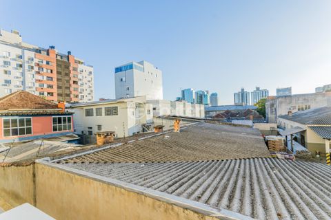 Image 16 - 884339