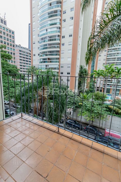Image 3 - 884371