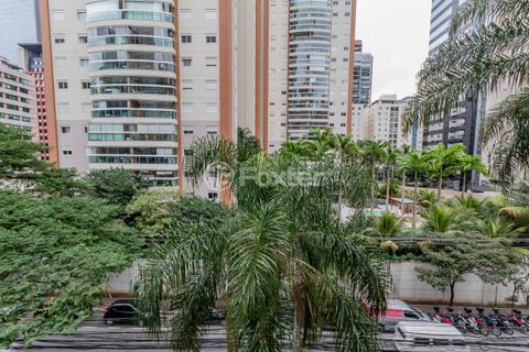 Image 4 - 884371