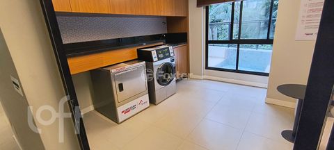 Image 19 - 884380