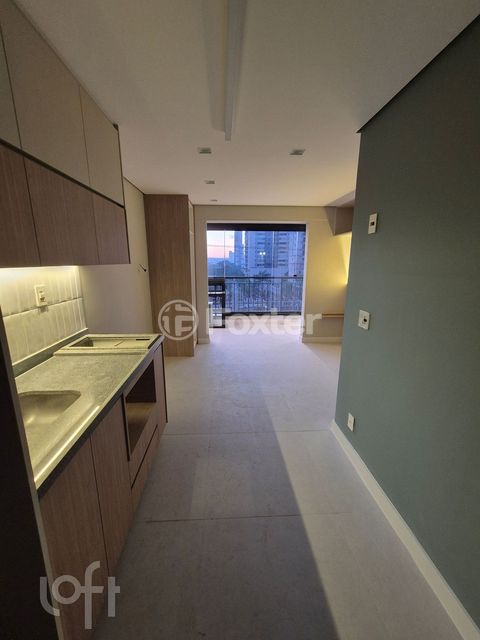 Image 8 - 884409