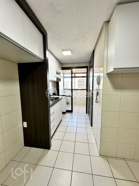 Image 11 - 884471