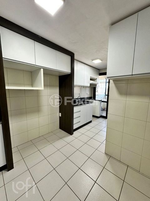 Image 12 - 884471