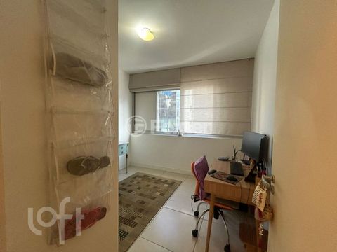 Image 7 - 884498