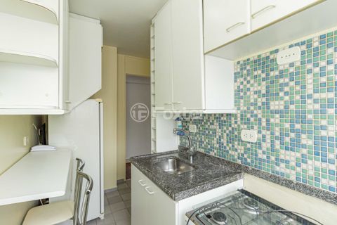 Image 7 - 884502