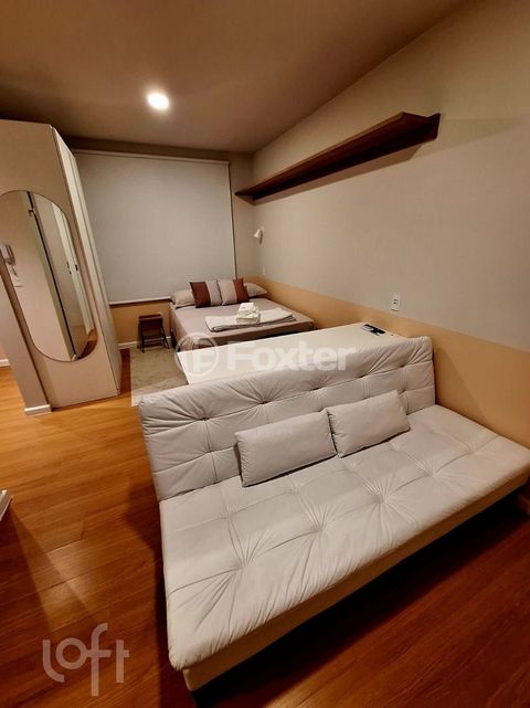 Image 9 - 884553