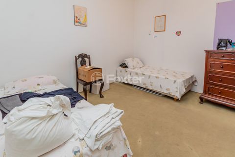 Image 19 - 884560