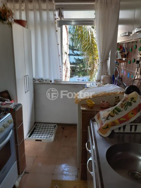 Image 7 - 884590