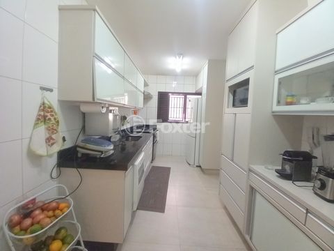 Image 9 - 884595
