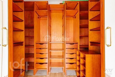 Image 9 - 884698