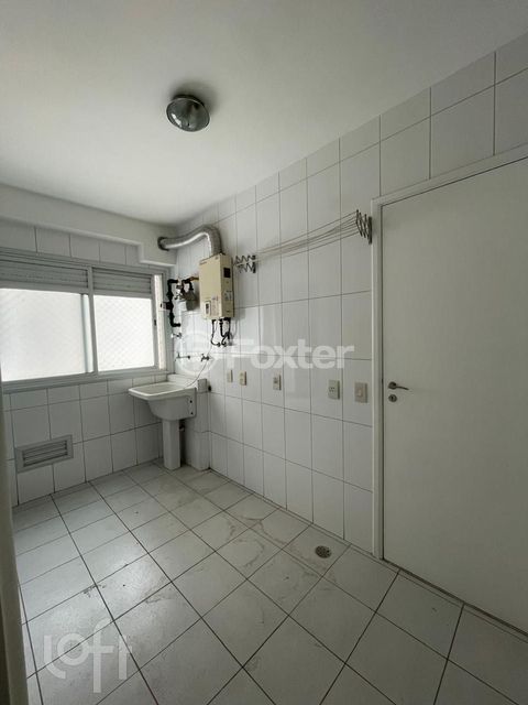 Image 13 - 884755