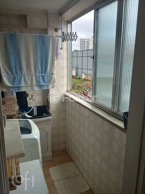 Image 6 - 884815