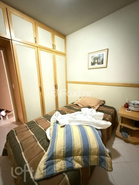 Image 12 - 884843