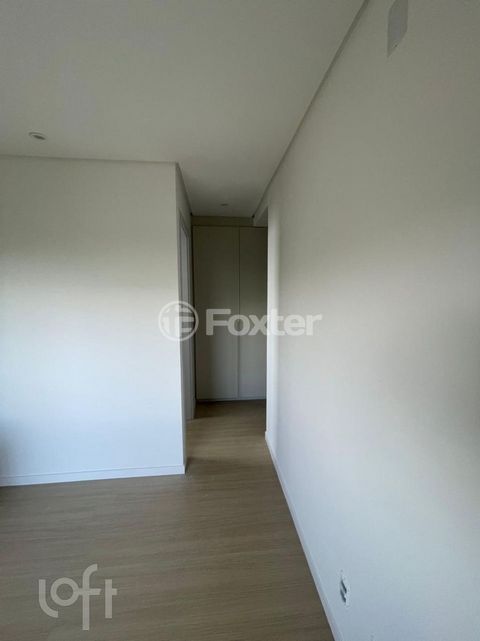 Image 4 - 884857