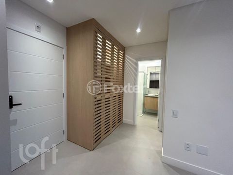 Image 7 - 884862