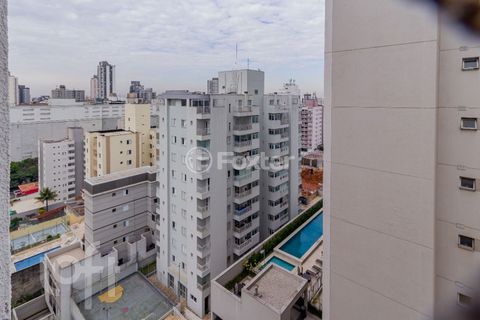 Image 5 - 884916