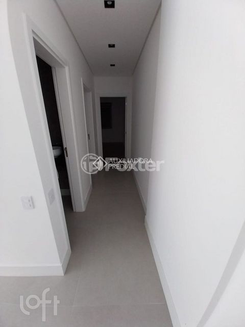 Image 6 - 884929