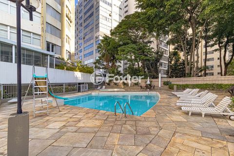 Image 8 - 884942
