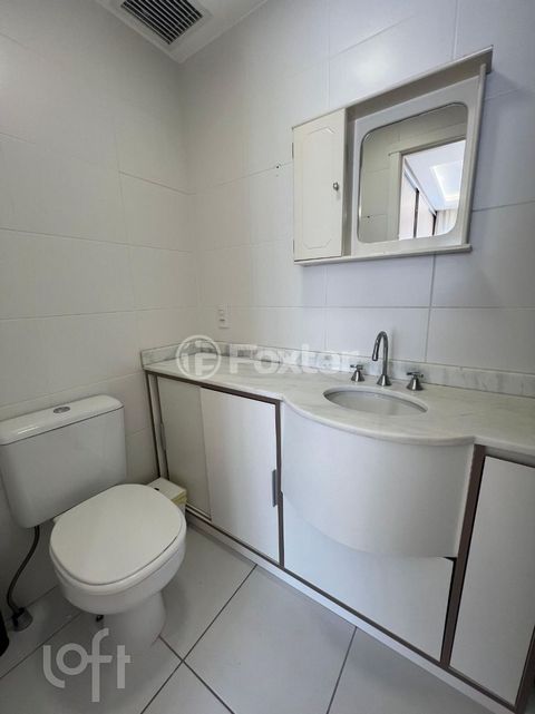 Image 8 - 884947