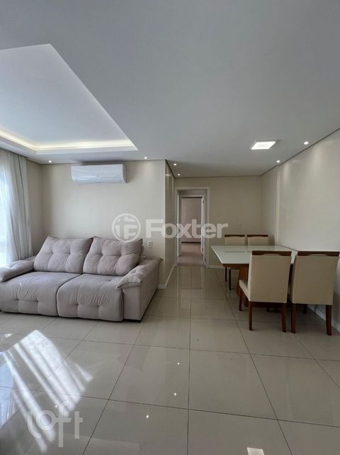 Image 6 - 884947