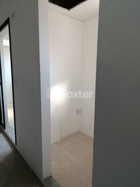 Image 7 - 885040