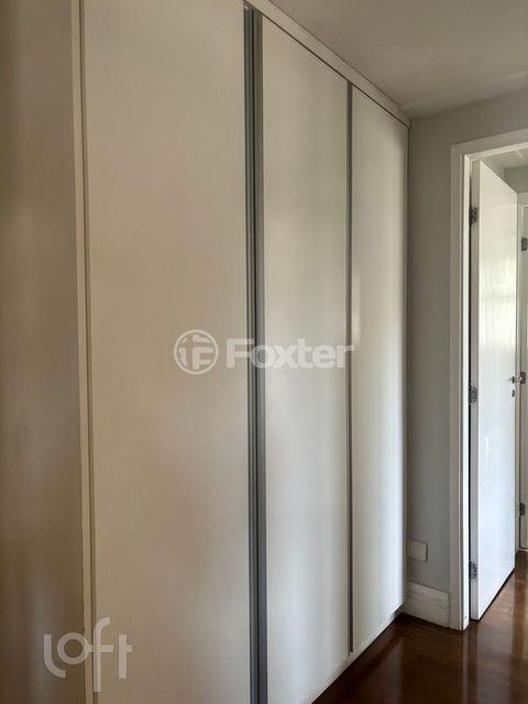 Image 17 - 885052