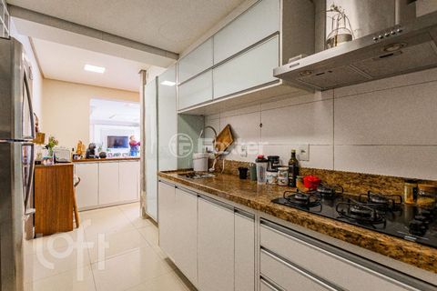 Image 6 - 885175