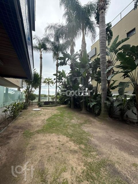 Image 11 - 885310