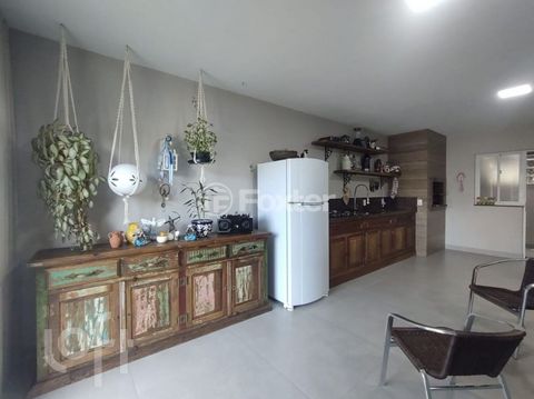 Image 4 - 885357
