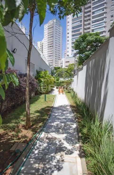 Image 18 - 885415