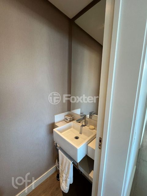 Image 7 - 885480