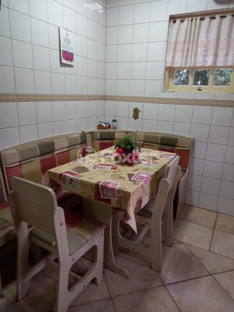 Image 10 - 885743