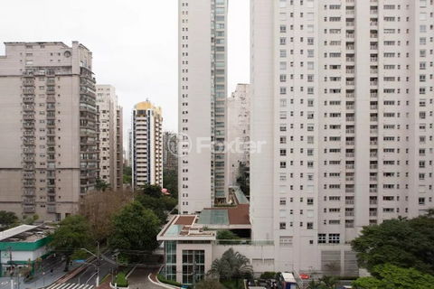 Image 17 - 885826