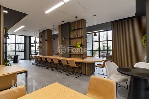 Image 11 - 886075