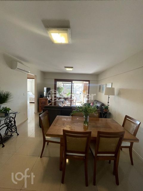 Image 12 - 886261