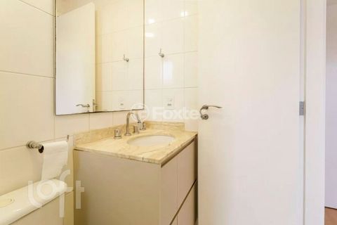 Image 15 - 886518
