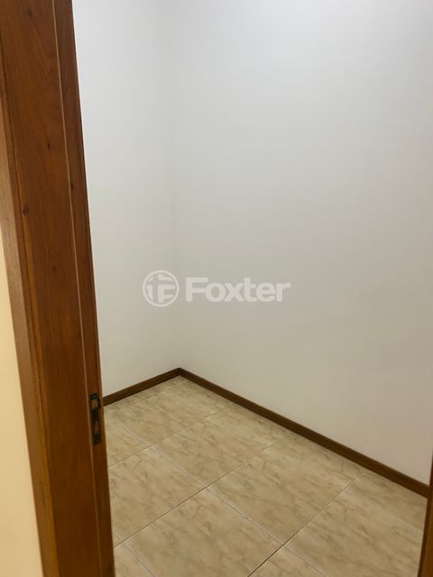 Image 19 - 886604