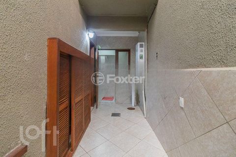 Image 17 - 886800