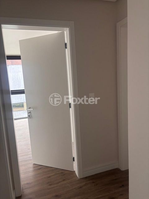 Image 1 - 886935