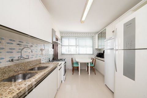 Image 11 - 887006