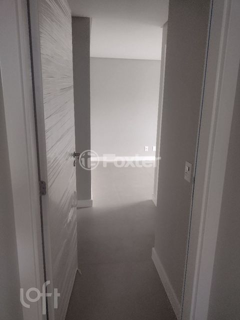Image 8 - 887021
