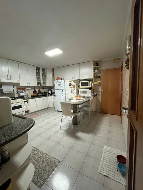 Image 6 - 887102