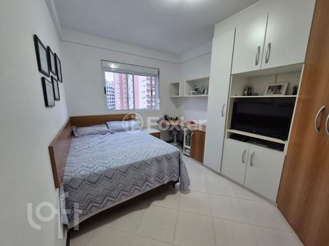 Image 7 - 887490