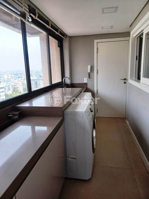 Image 10 - 887548