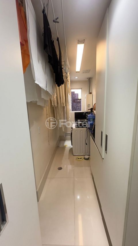 Image 17 - 887671