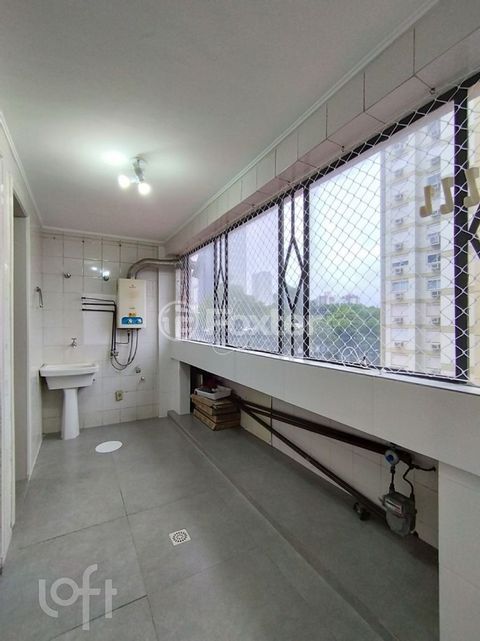 Image 11 - 887737