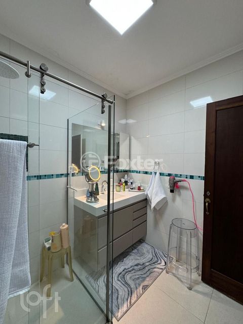 Image 18 - 887833